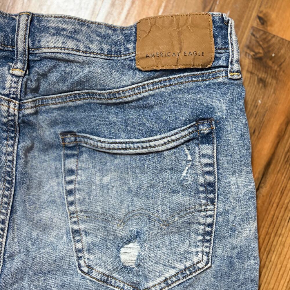 American Eagle Mens AirFlex Heavily Distressed Denim Light Wash Shorts - Picture 7 of 8